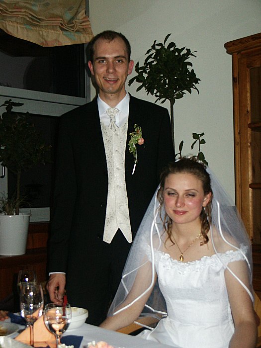 Foto vom jungen Paar bei der Hochzeitsfeier.